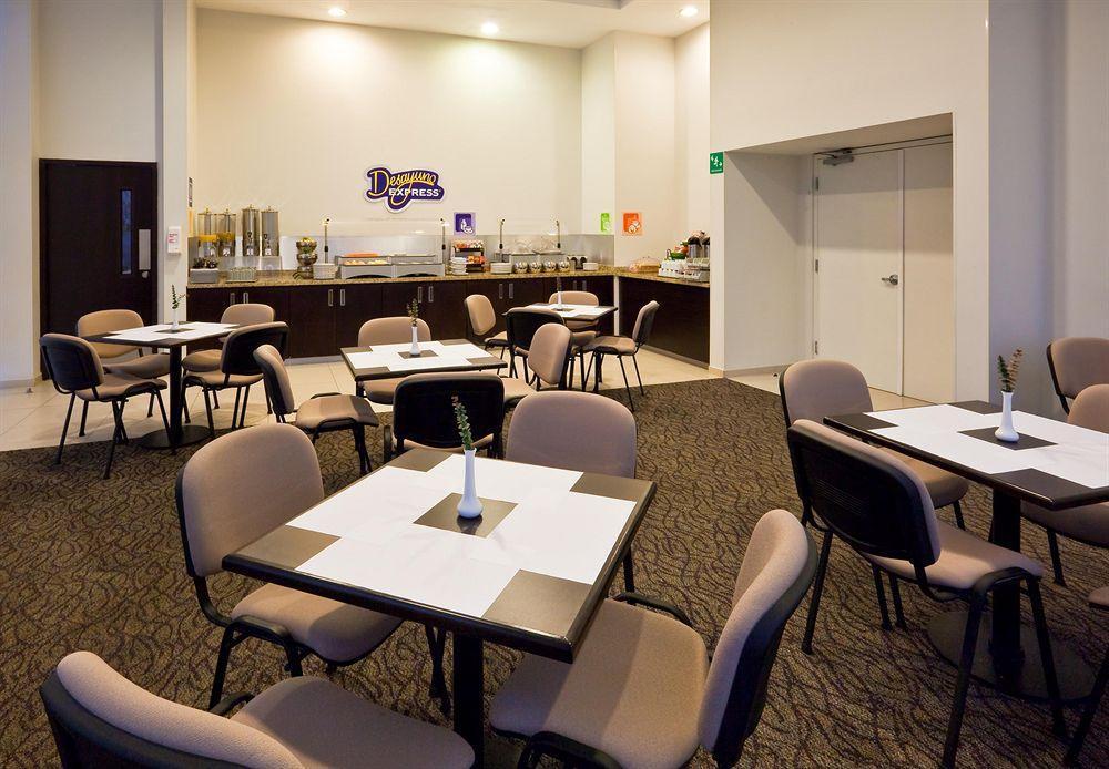 Holiday Inn Express Guadalajara Iteso By Ihg Zapopan Restaurant foto